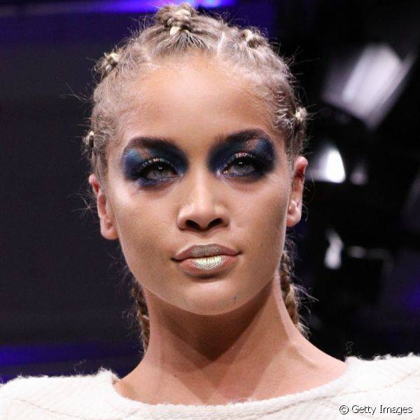Jasmine Sanders tamb?m foi uma das estrelas do desfile, que foi realizado durante a Berlin Fashion Week. Ela chamou aten??o com maquiagem colorida e metalizada (Foto: Getty Images)